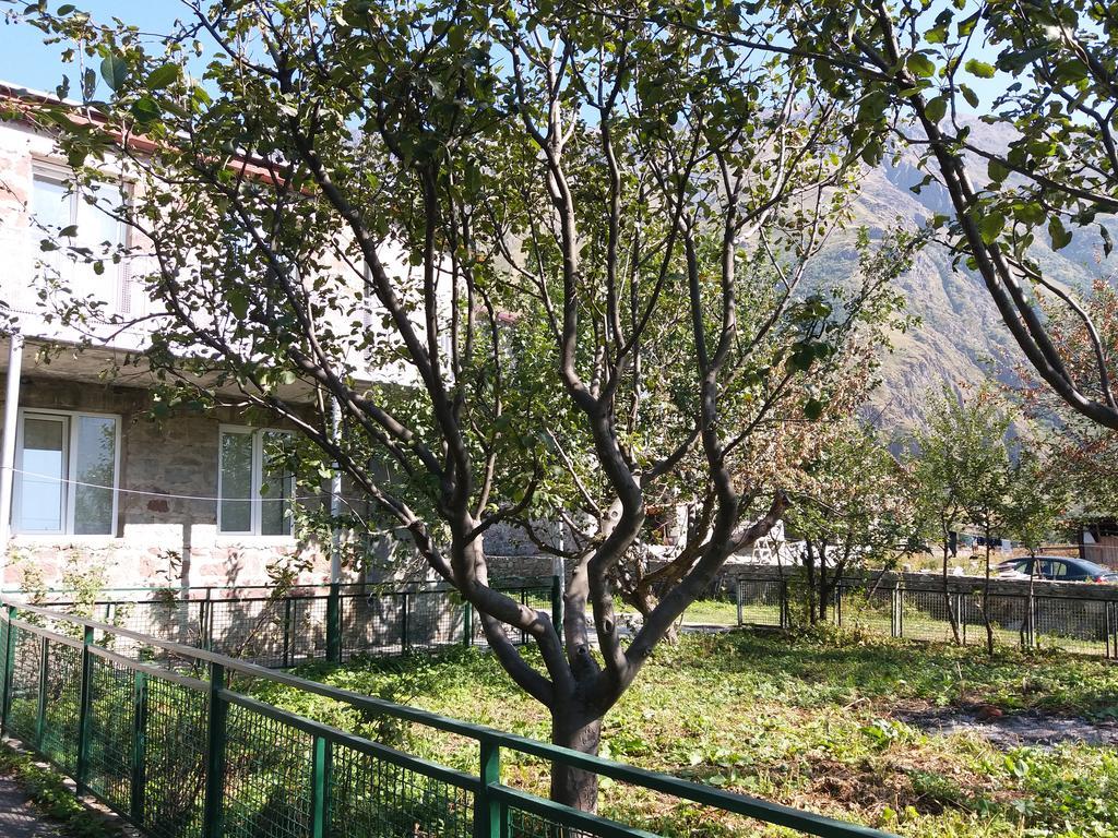 Guest House Sandro Kazbegi Exterior photo